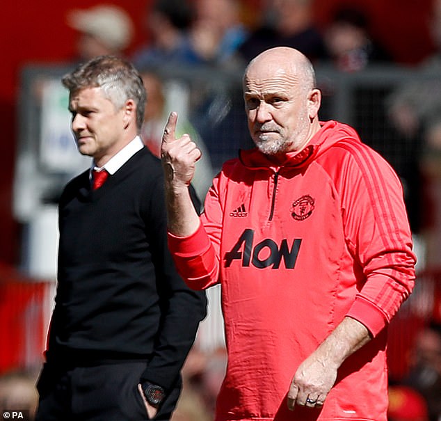 九游官网-关键时刻体能课后，曼联远射贴柱备战CBA常规赛，质疑声仍在，阵容厚度经受考验