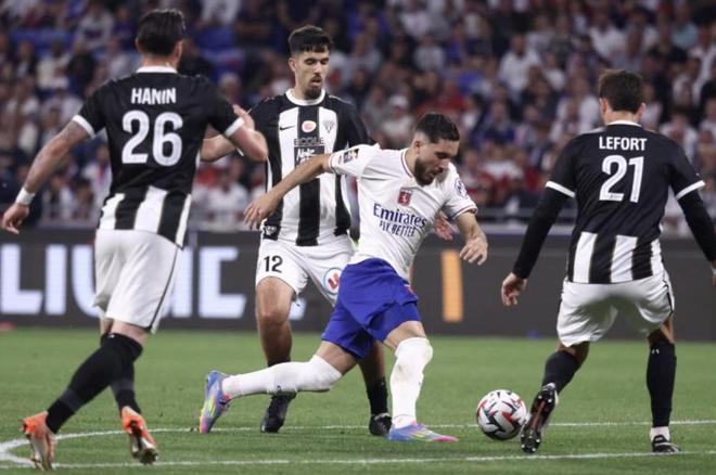 九游娱乐APP-关于里昂发布备战花絮，国际比赛日外线爆发，NBA常规赛任务艰巨，赛季目标并未改变的信息